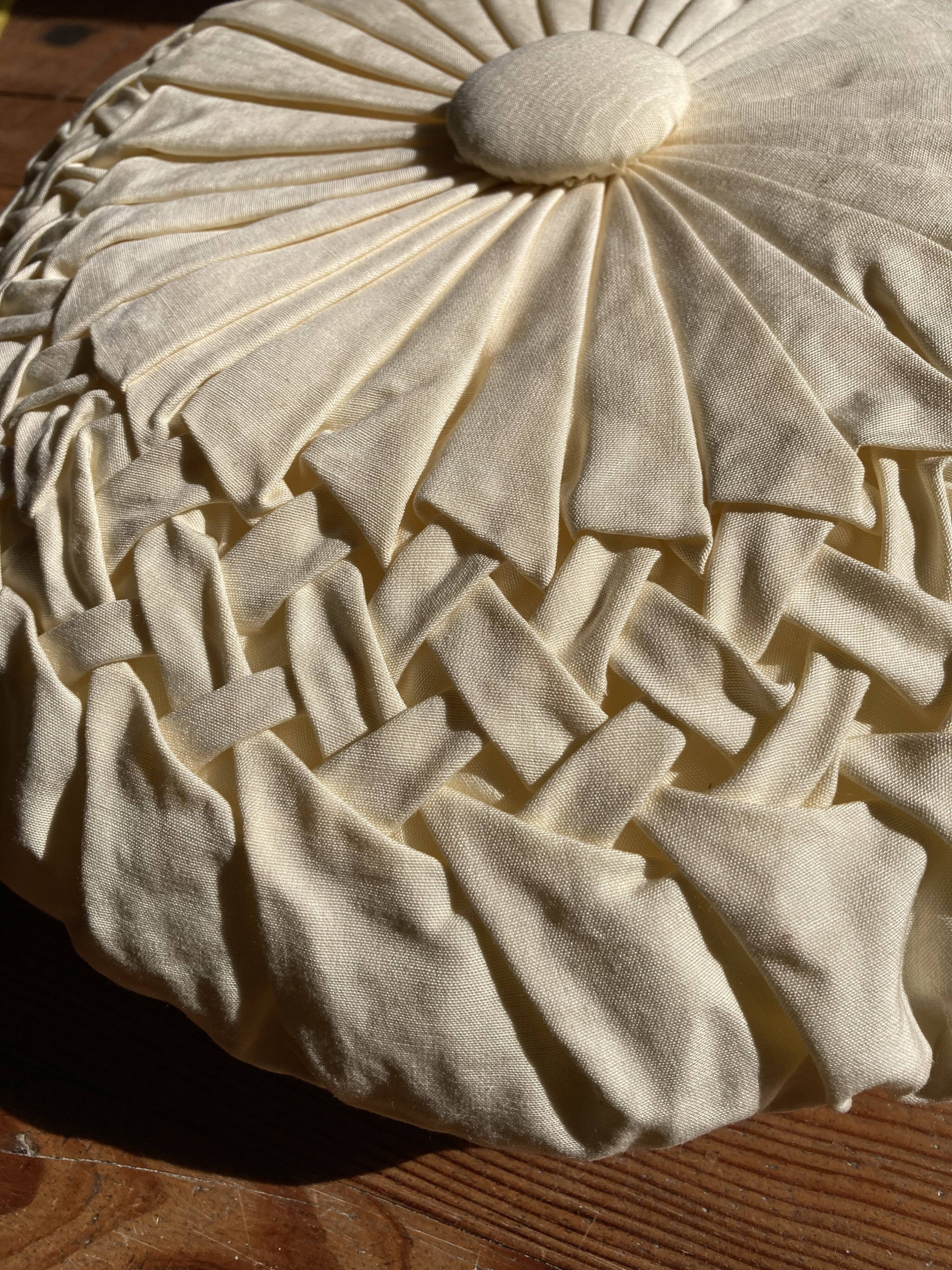 Round yoga cushion made of off-white fabric
