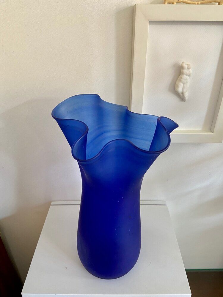 Vase mouchoir en verre bleu