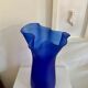 Vase mouchoir en verre bleu