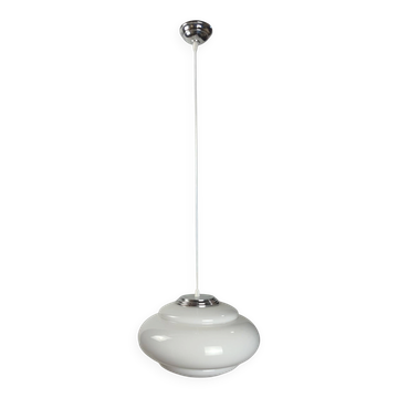 Suspension UFO en opaline blanche à gradins et métal chromé