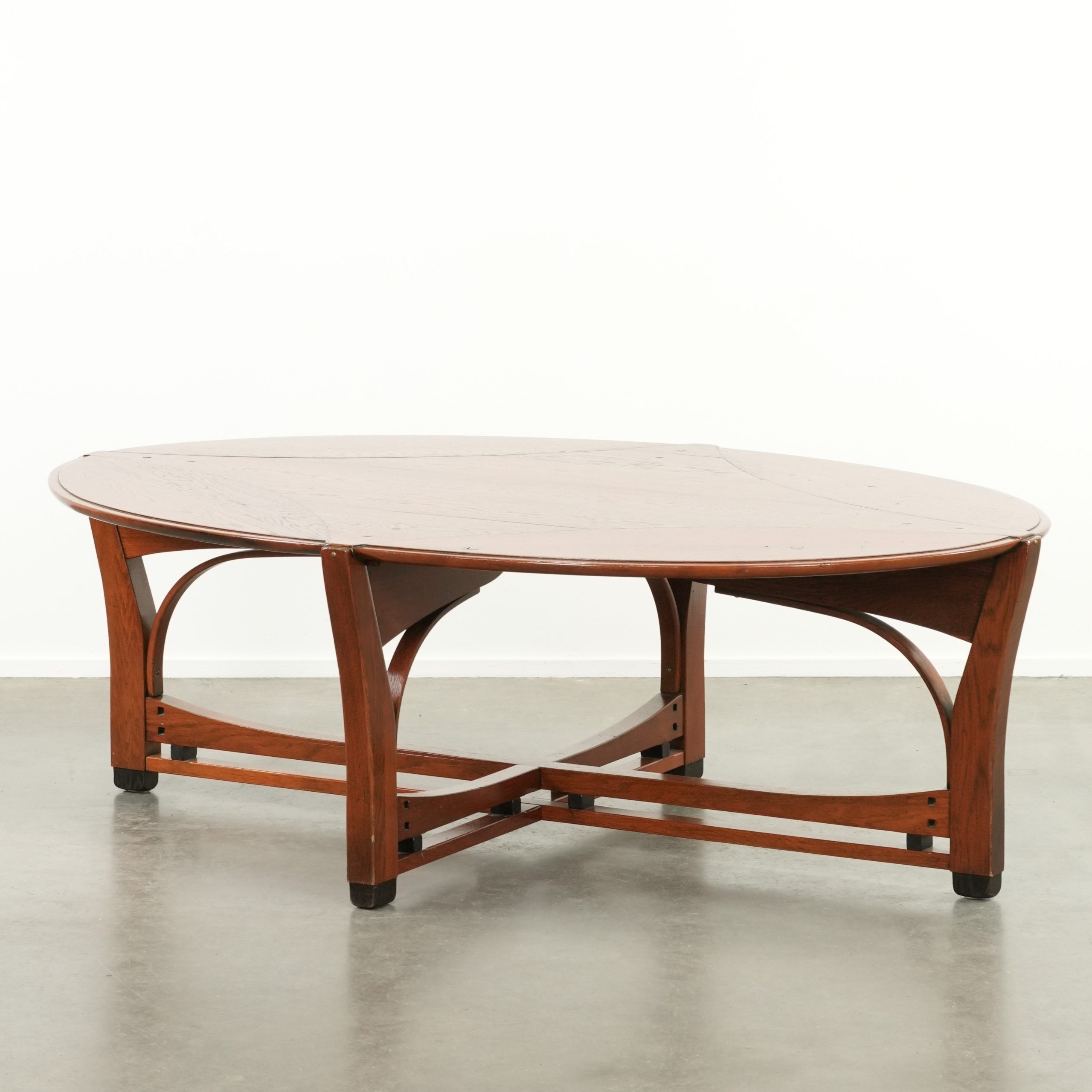 In good condition elegant oval Art Nouveau design coffee table