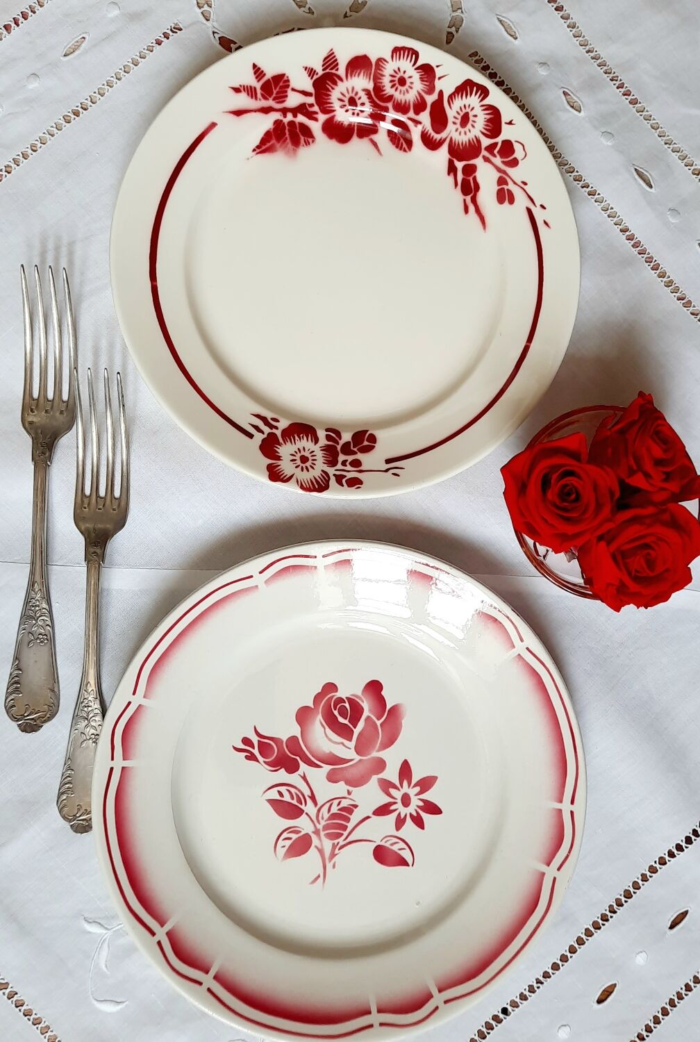 Flat plates in earthenware