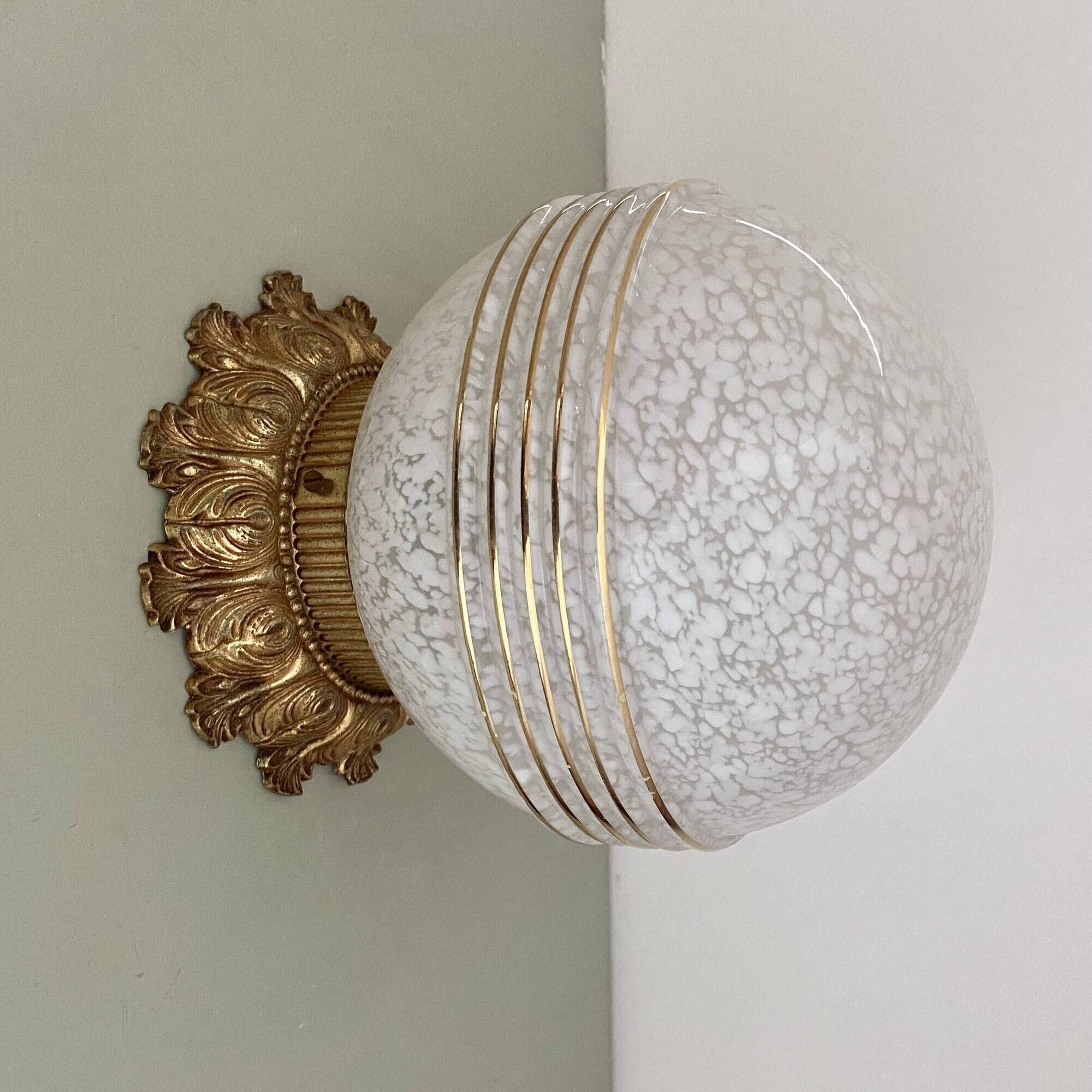 Applique ou plafonnier vintage, globe art déco en verre de clichy blanc et or