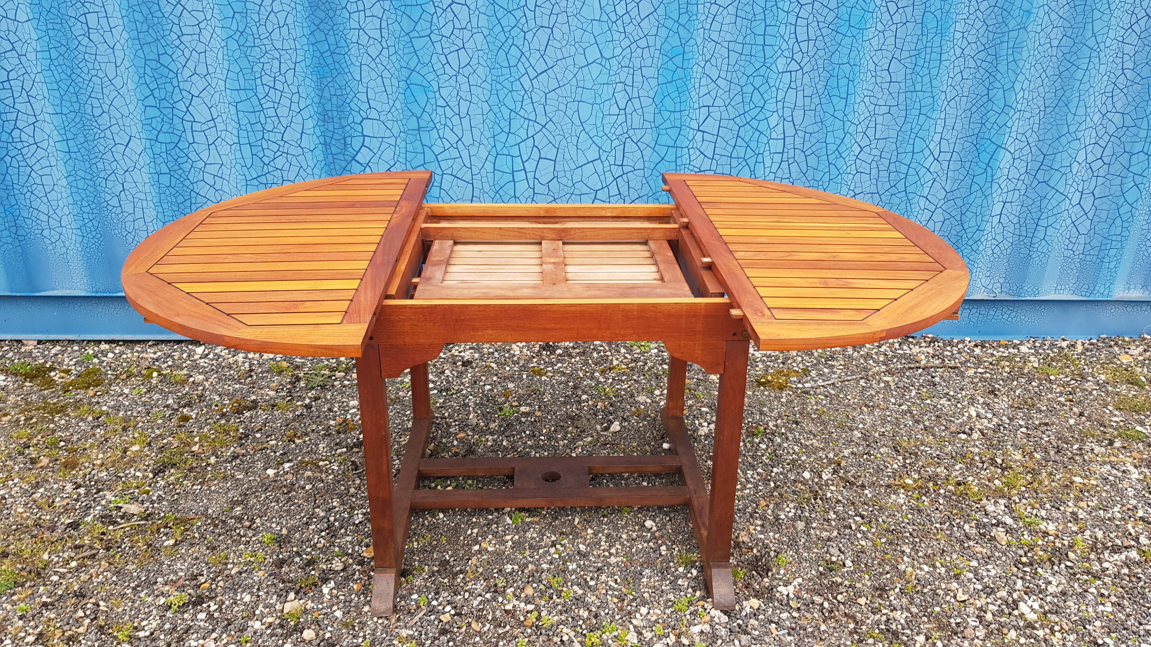 Stretchable garden dining table in solid teak
