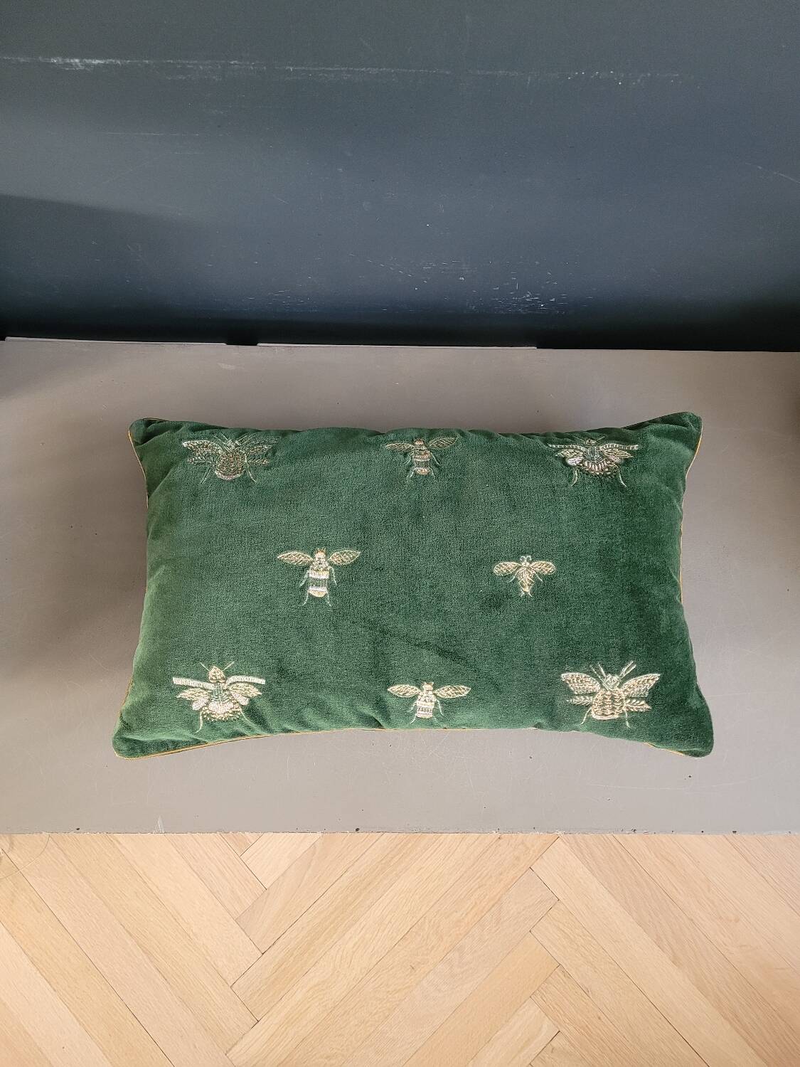 Coussin en velours motifs brodés abeilles