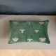 Coussin en velours motifs brodés abeilles