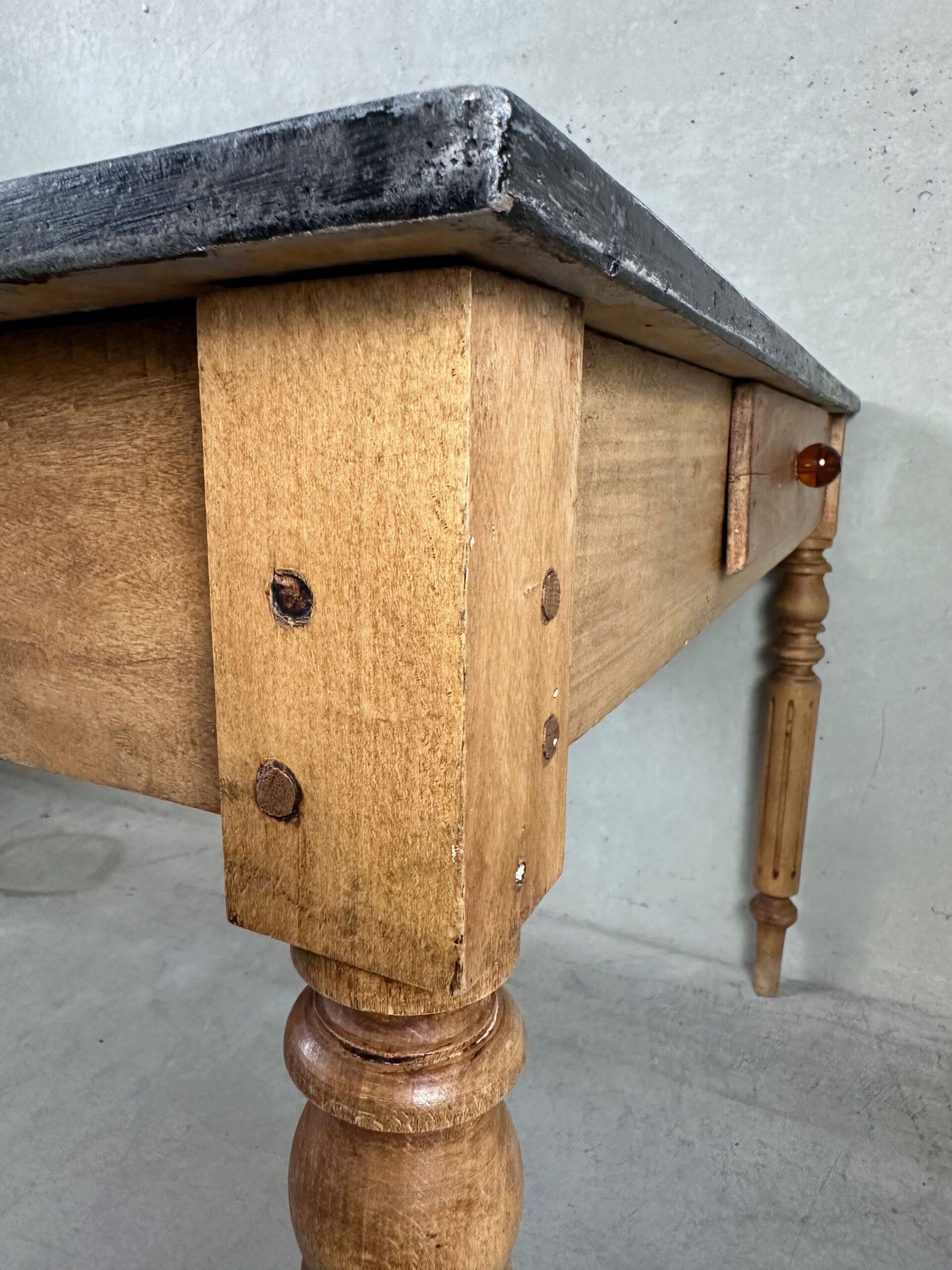 Table de travail en bois ancien