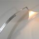 Rare lampadaire de parquet de style Arco en aluminium brossé, réflecteur conique en plastique blanc et socle de marbre carré