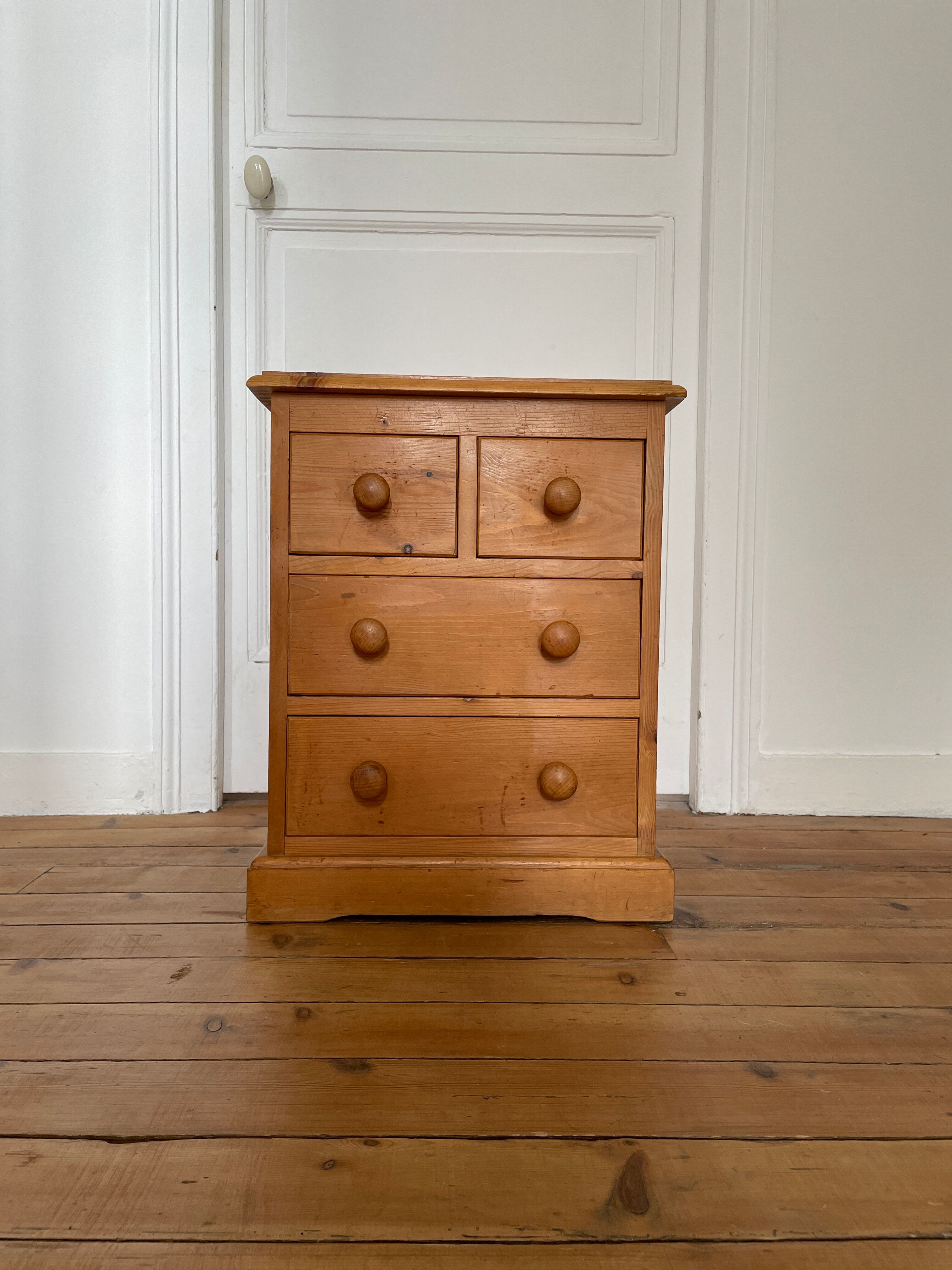 Mini commode vintage pour chambre d’enfant