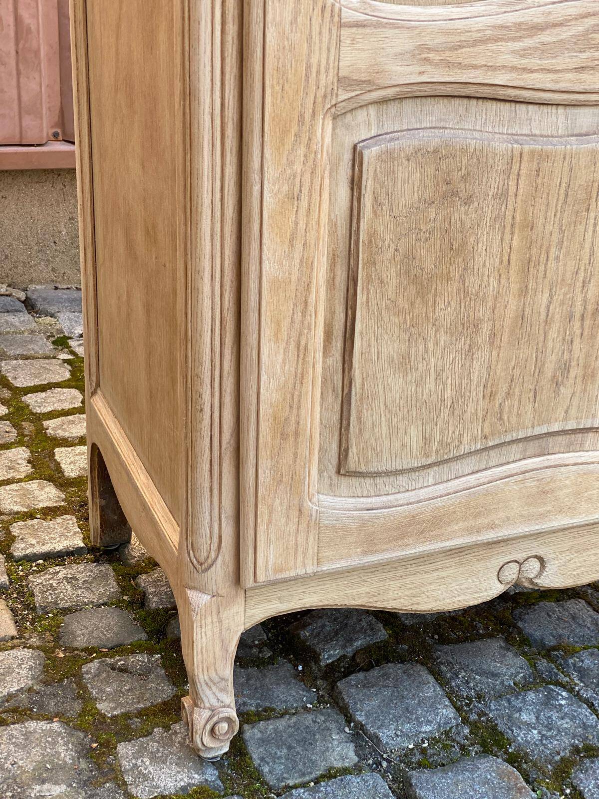 Armoire d'internat Louis XV rénovée en chêne brut bonnetière Riskoff