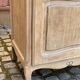 Armoire d'internat Louis XV rénovée en chêne brut bonnetière Riskoff