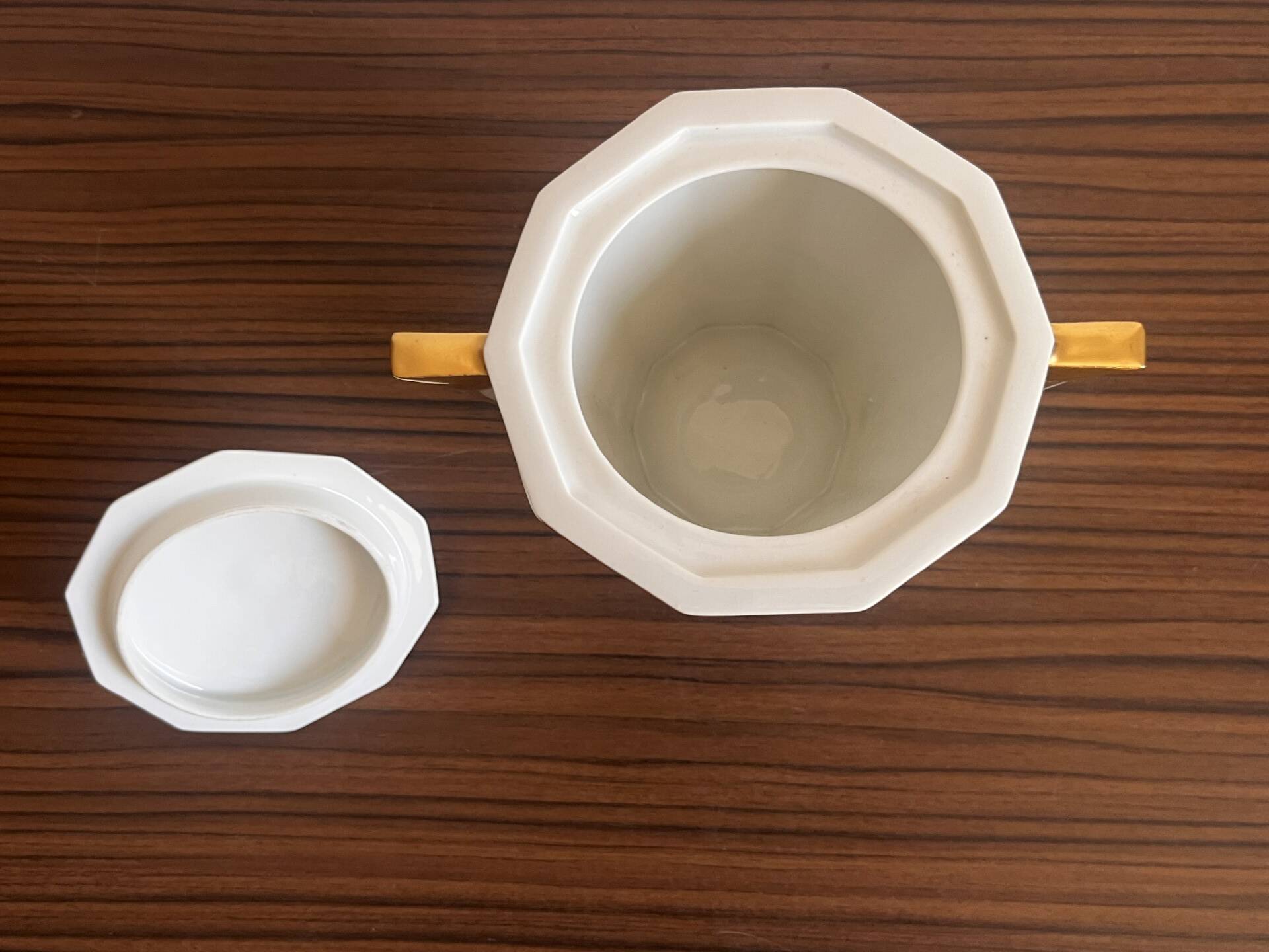 Sugar bowl / Sweet jar