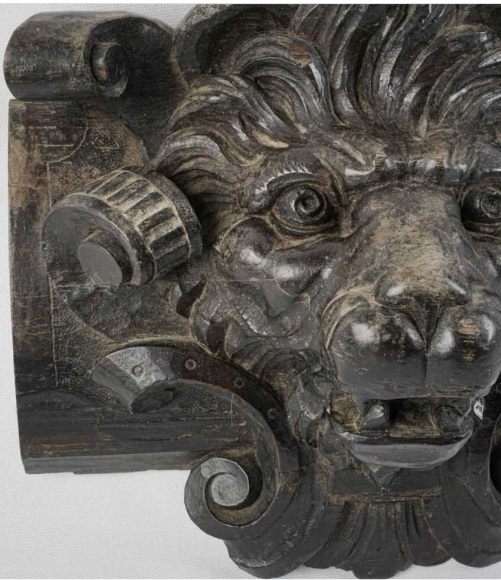 Sculpture de tête de lion en bois teinté