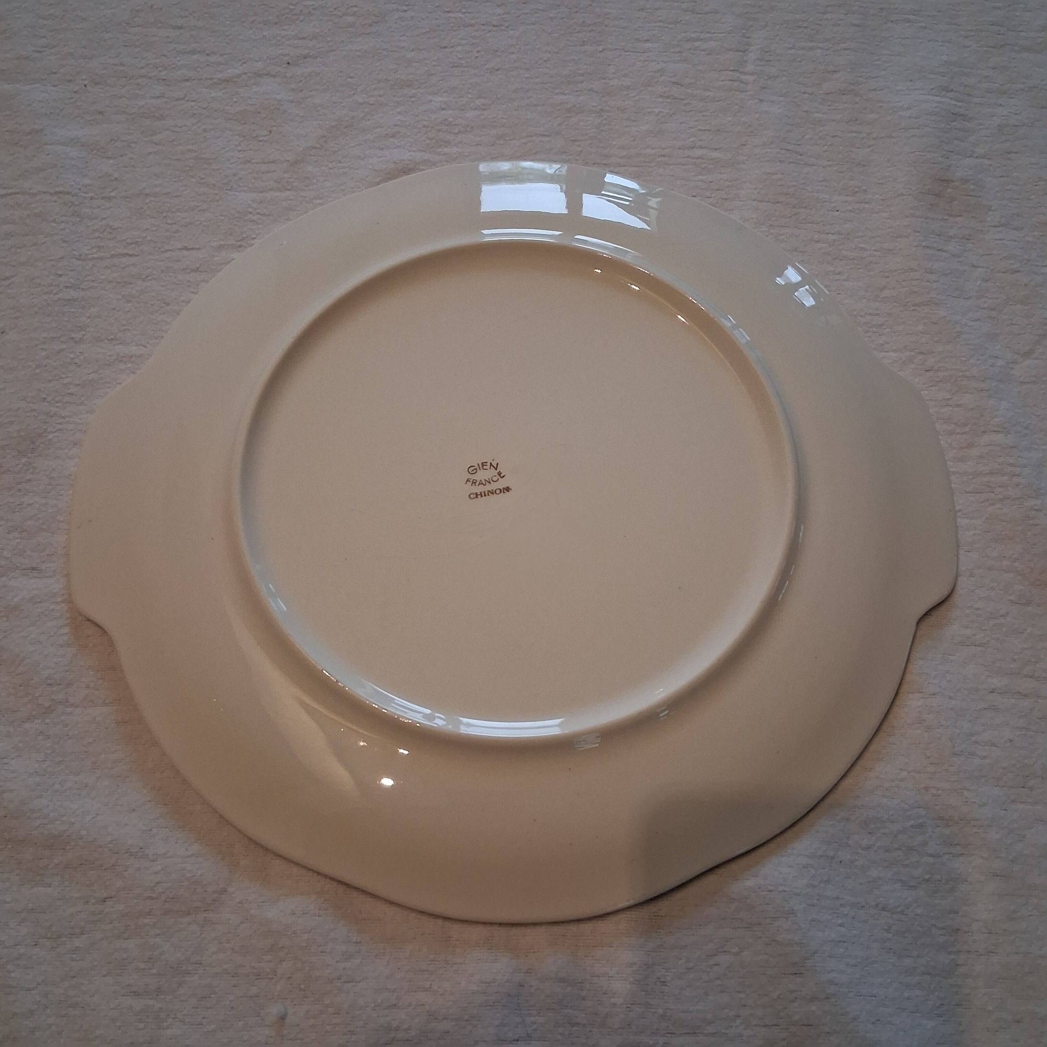 Plat à oreilles de chez Gien modèle "Chinon" en très bon état.