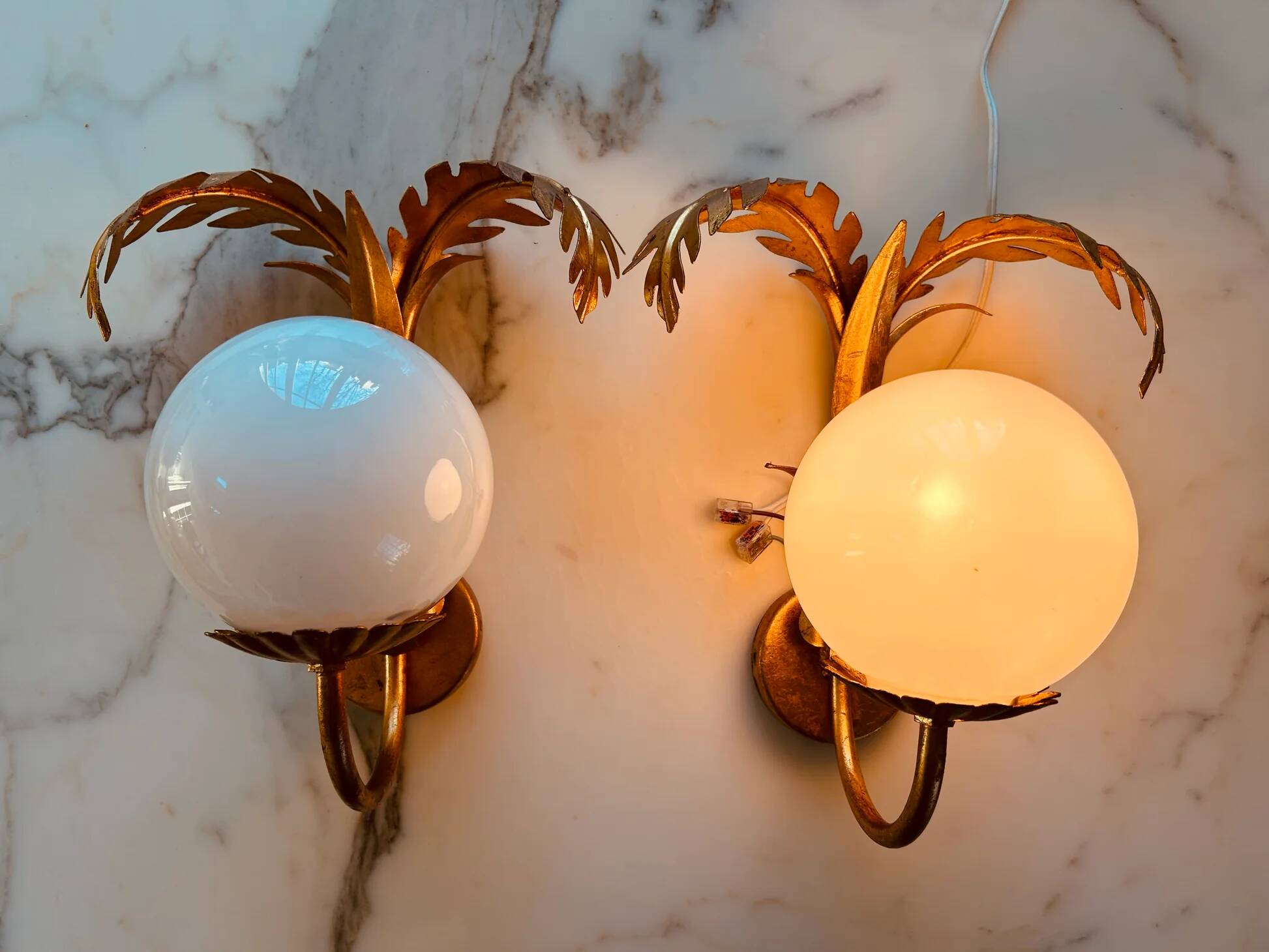 Pair of palm leaf wall lights in Hollywood Regency style with opaque globes by Hans Kögl, Germany, 1970s.