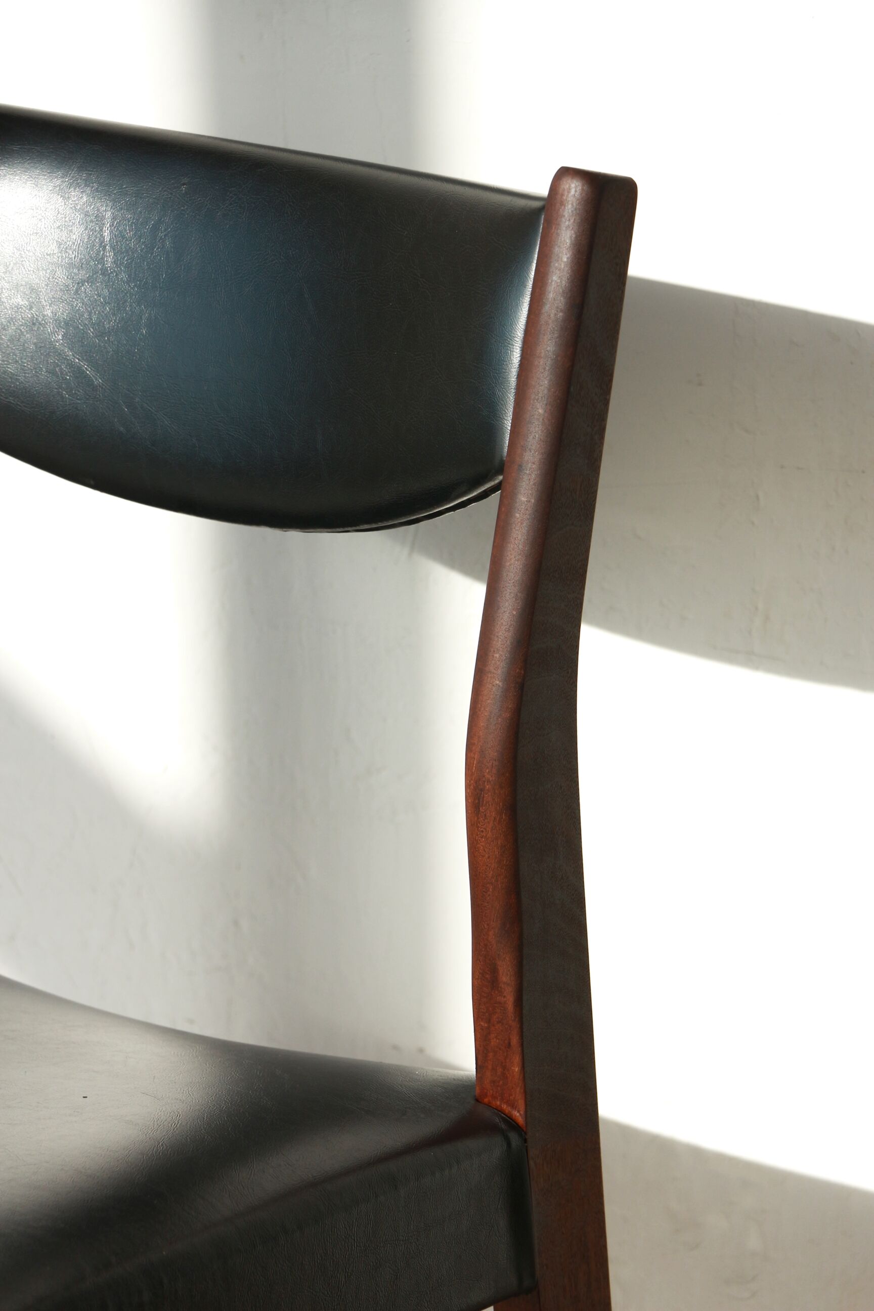 Series of 6 chairs in skai and teak