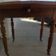 Table ronde ancienne à volets en bois noyer à roulettes