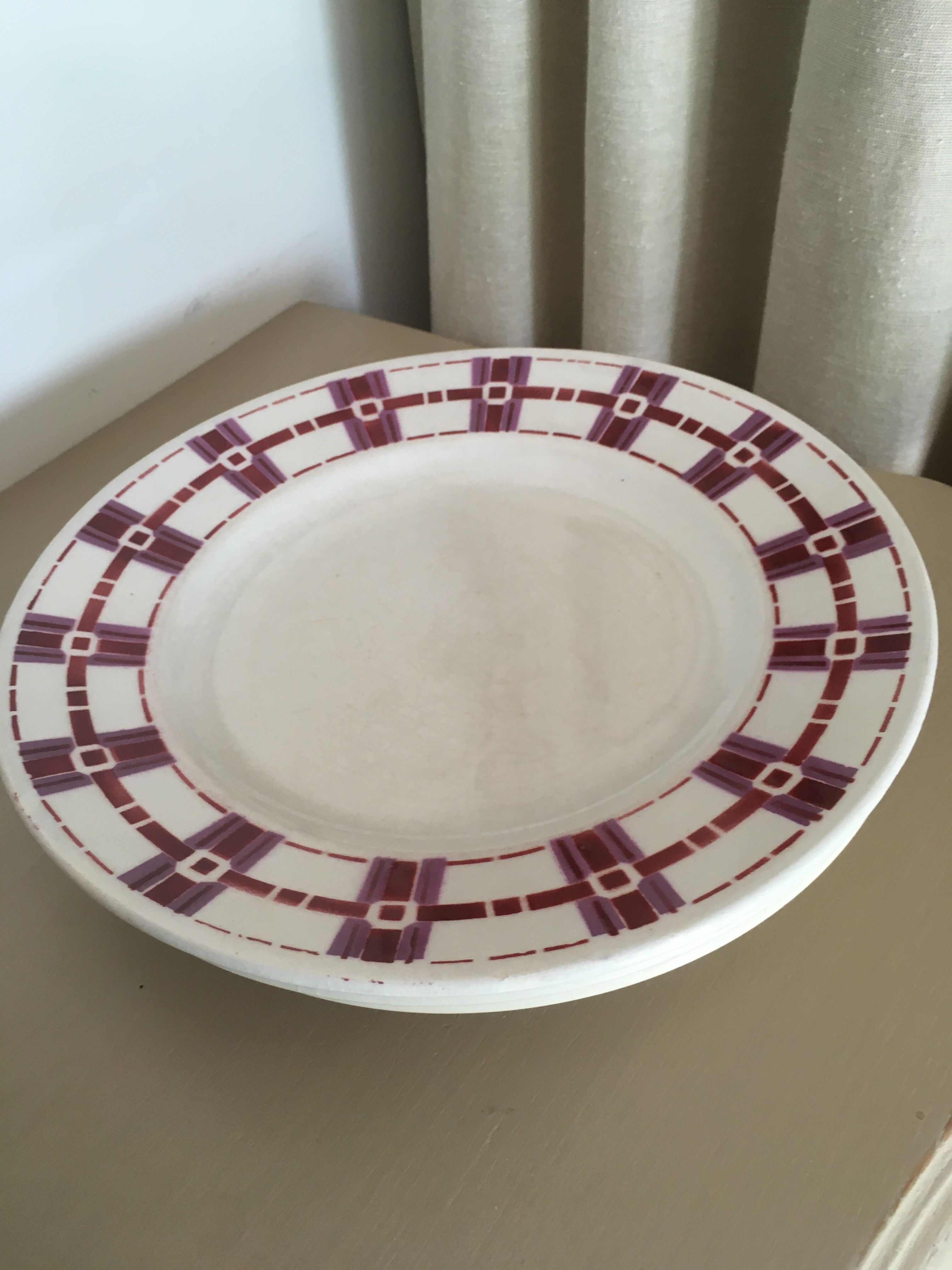 4 different plate plates on earthenware