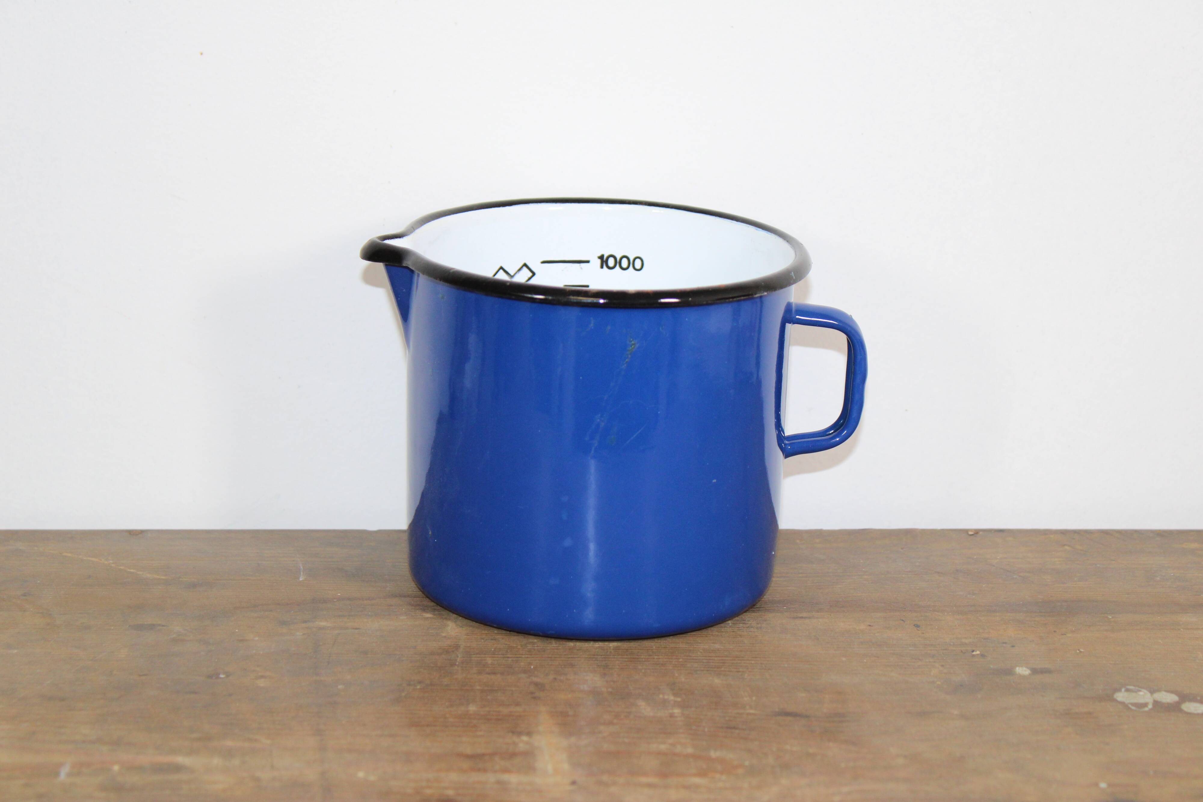 Enamelled sheet metal dosing broc