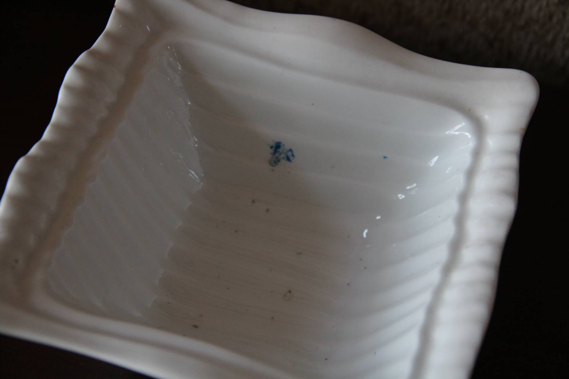 Small fruit bowl with porcelain lid