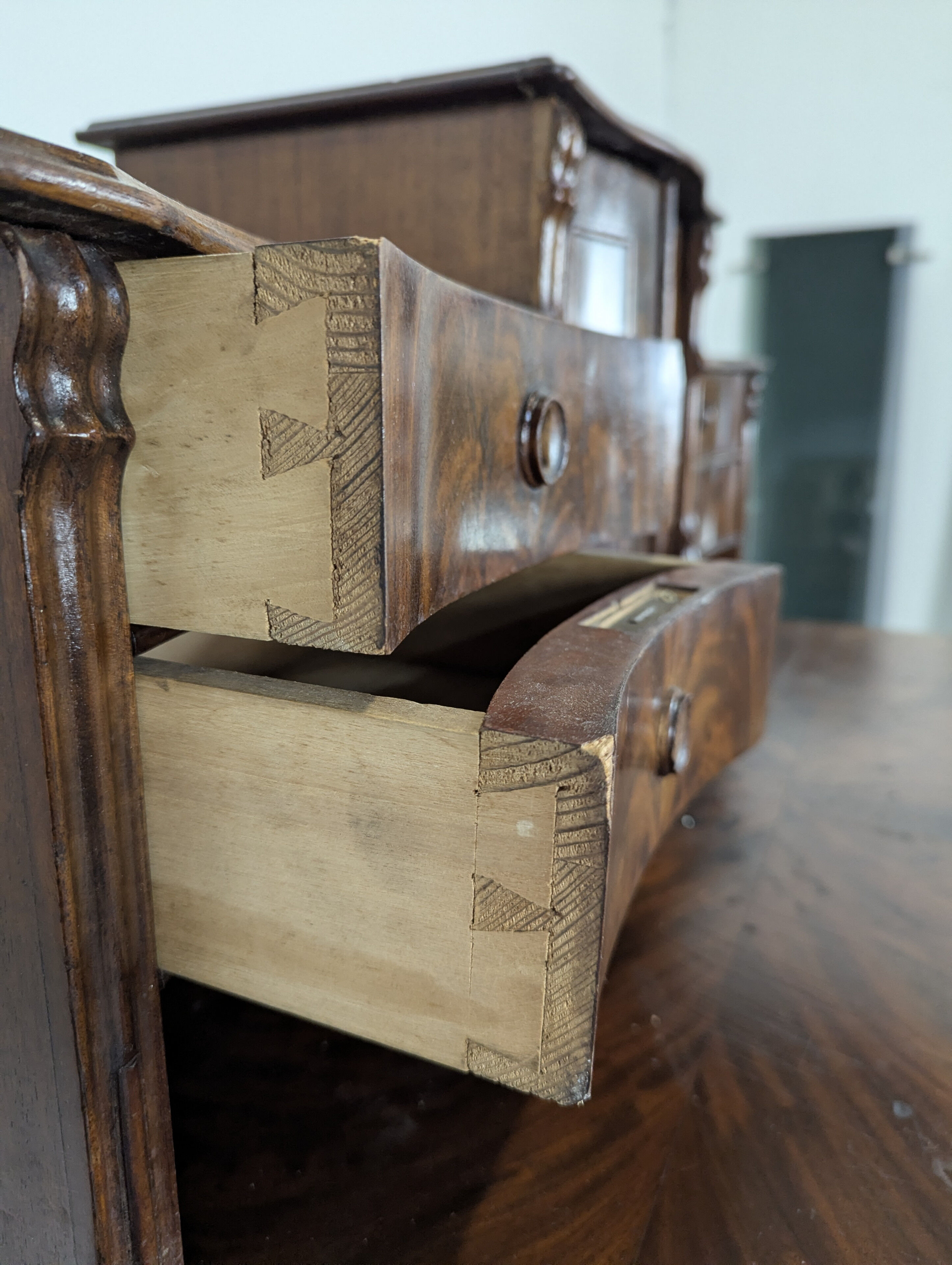 Small happiness desk of the day in mahogany