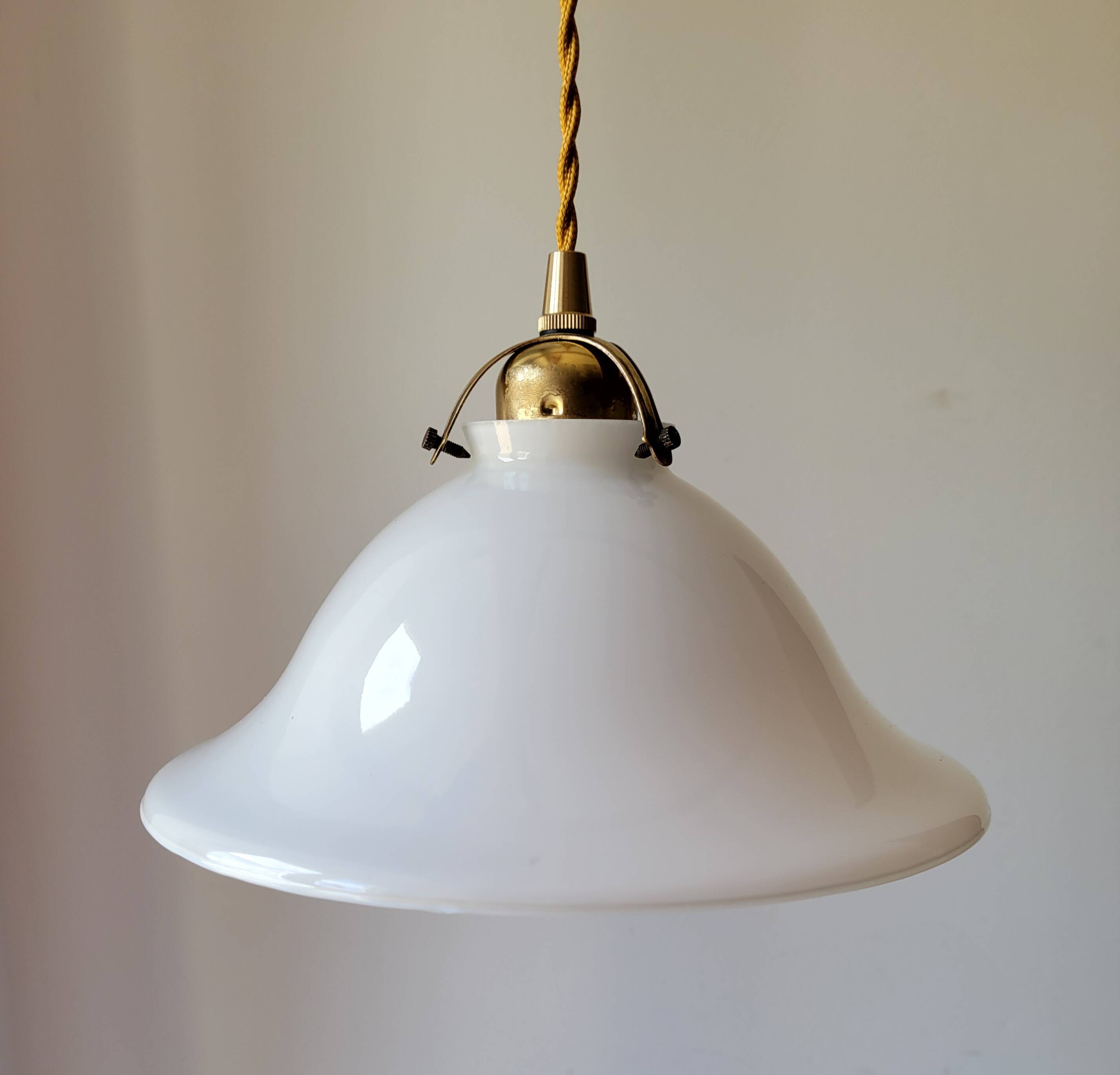 Suspension cloche en opaline blanche
