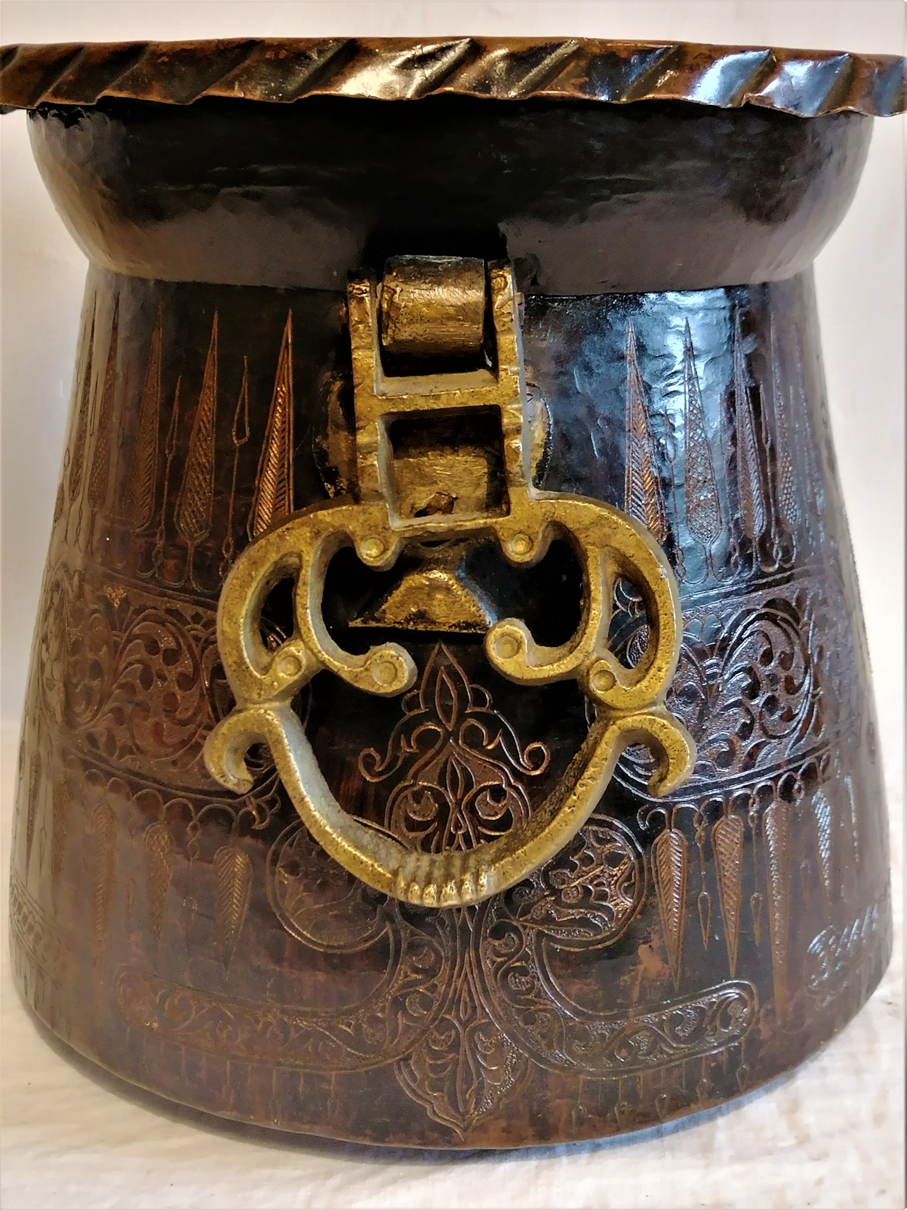 Pot cover. Ancient copper cauldron engraved Indo Persian. Nineteenth century.