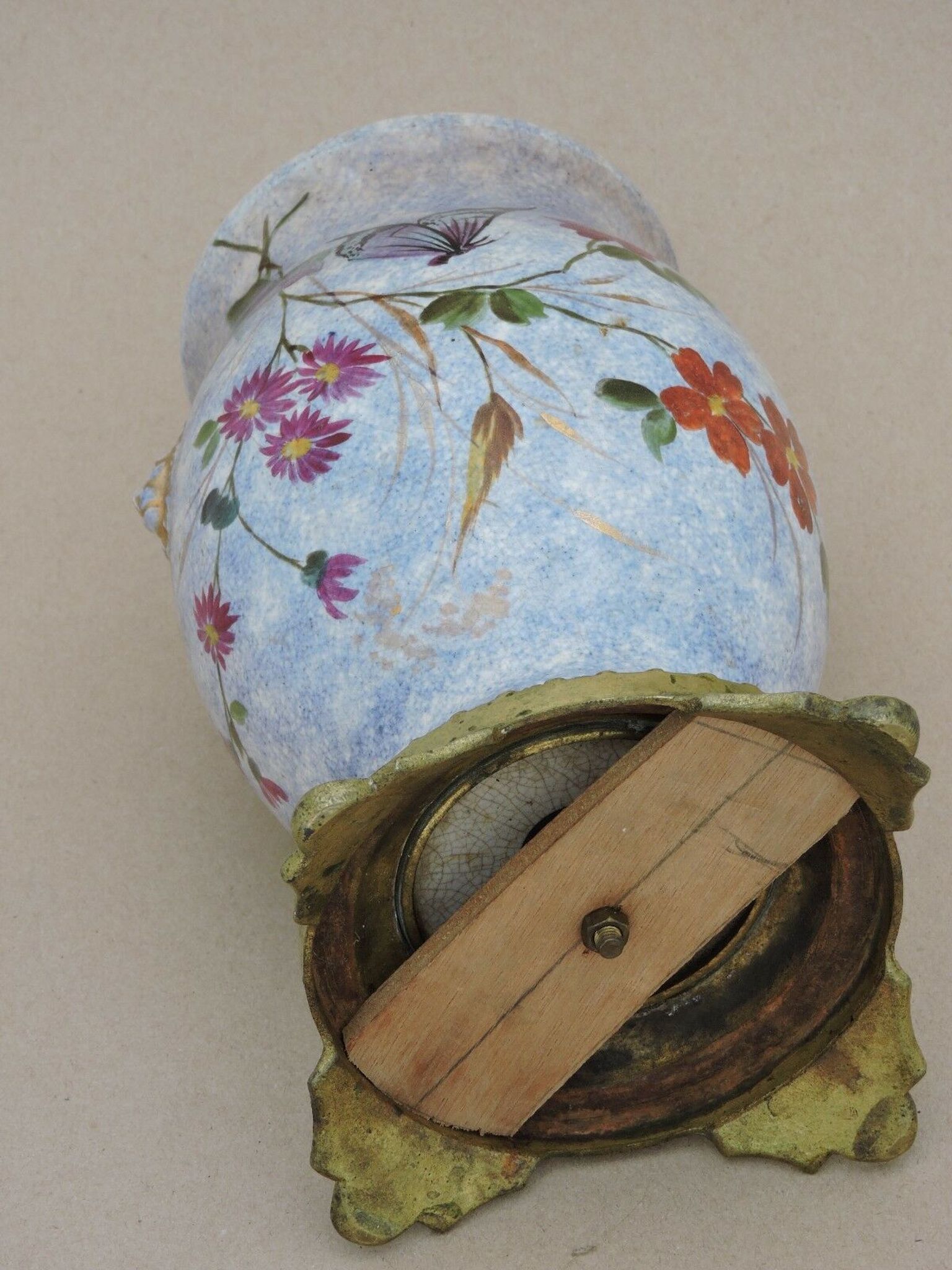 Vase en faïence décor papillon