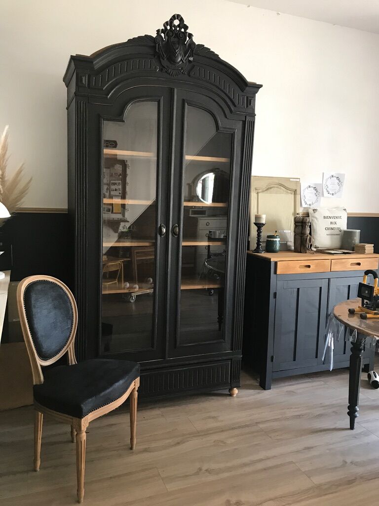 Black and wood showcase