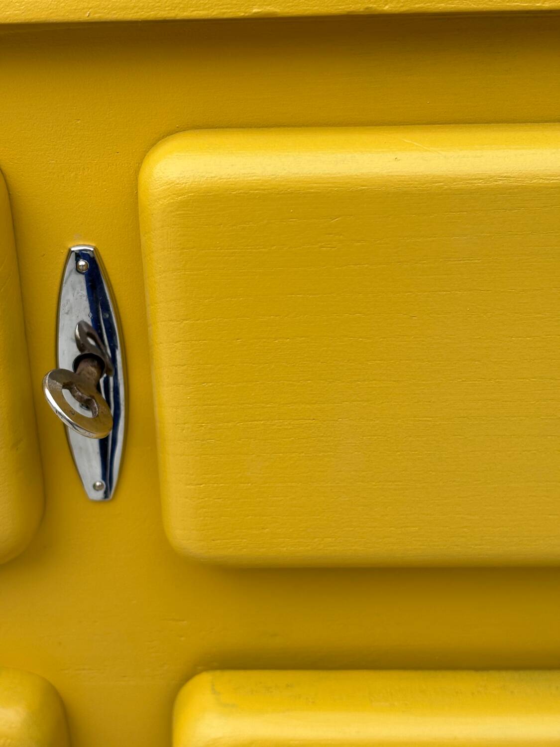 Buffet vintage jaune – pièce lumineuse et pleine de charme