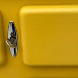 Buffet vintage jaune – pièce lumineuse et pleine de charme