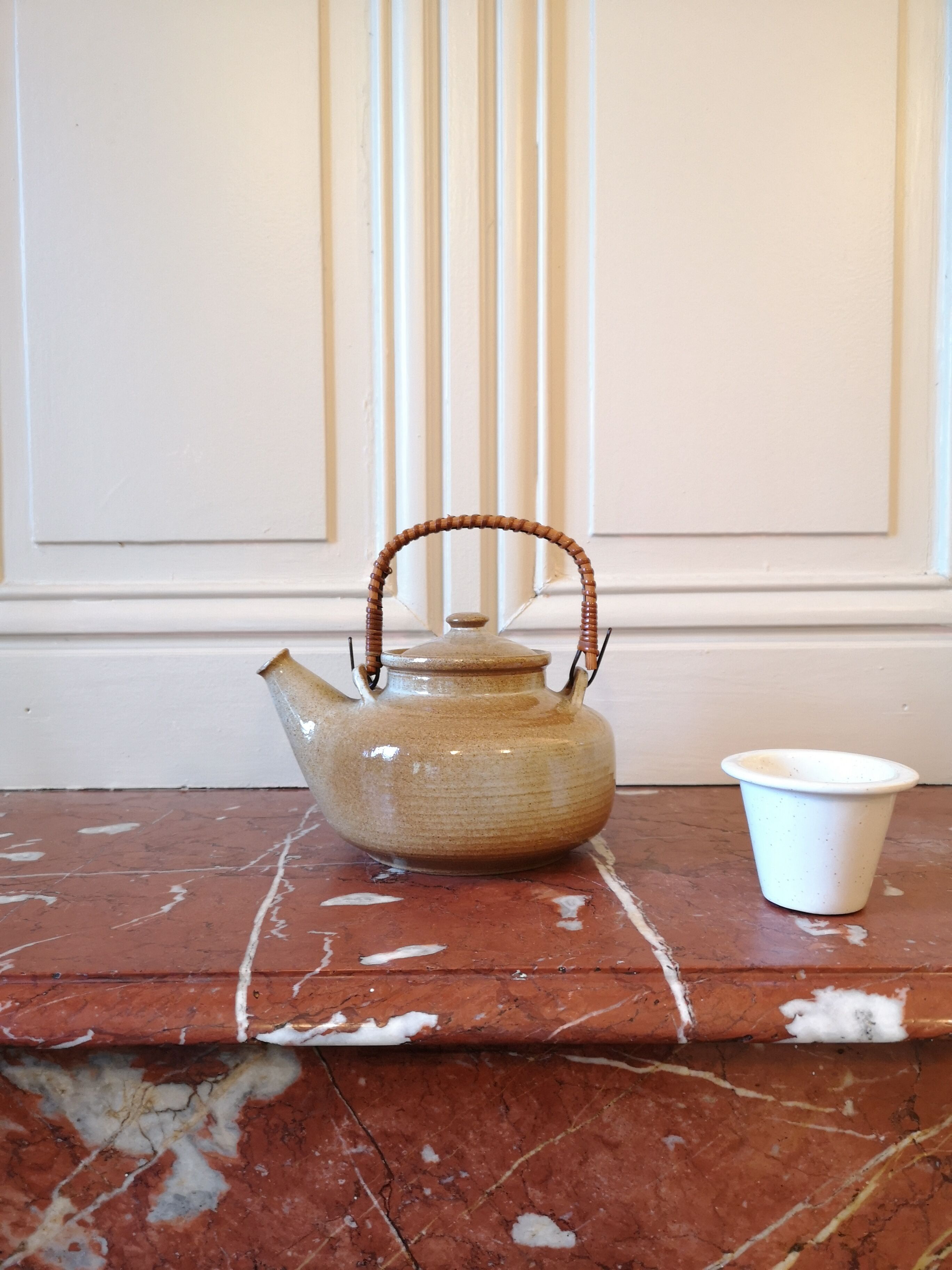 Ceramic teapot with filter