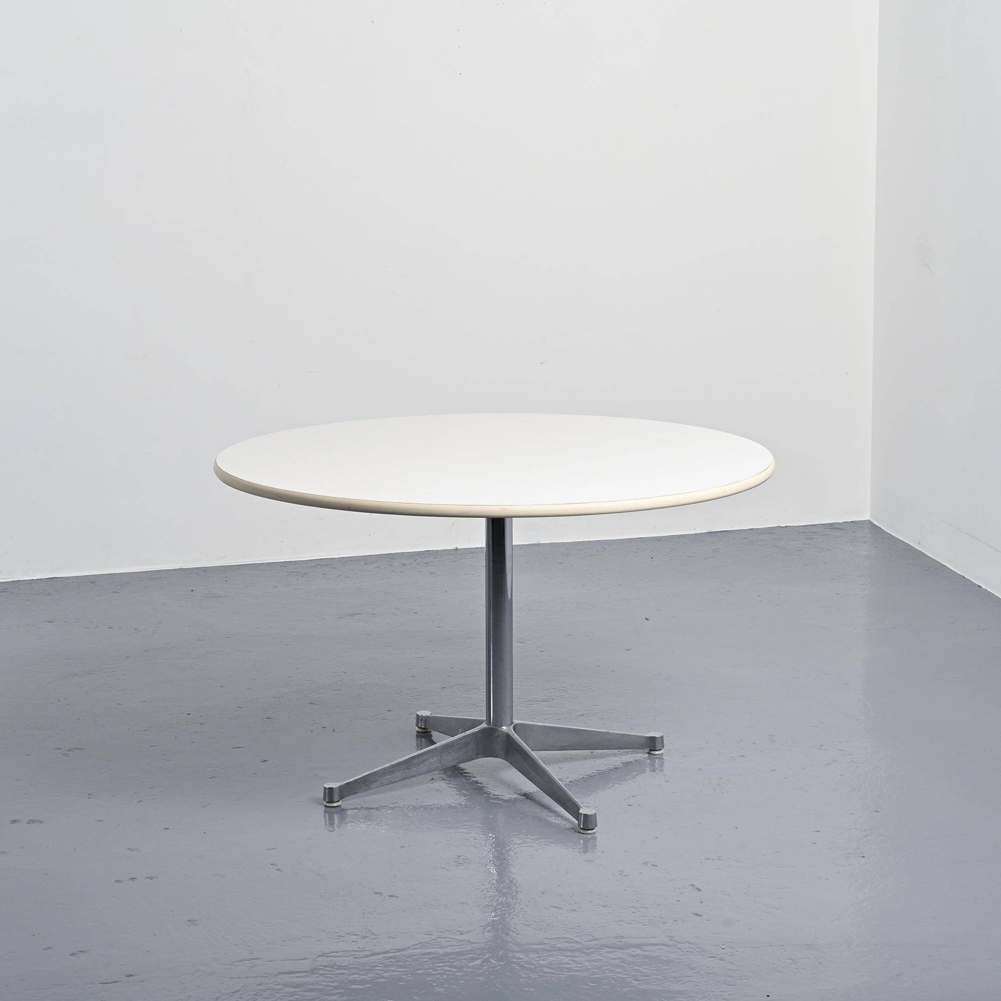 Table ronde par Charles et Ray Eames pour Herman Miller, circa 1970