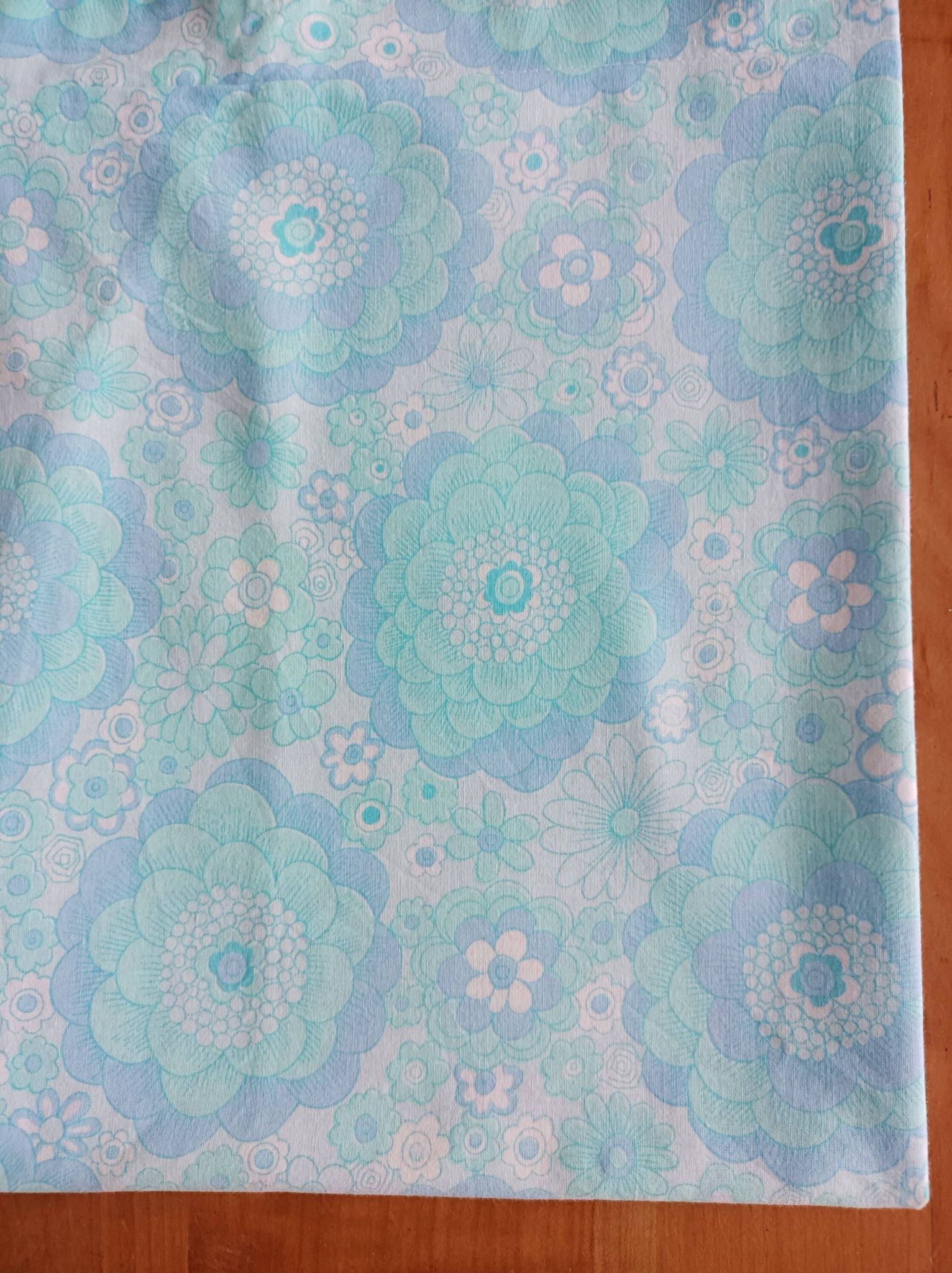 Taie d'oreiller à fleurs bleues, années 70