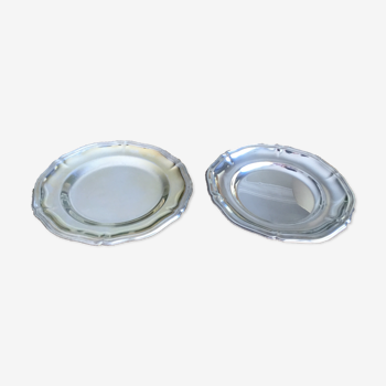 2 plates under silver metal bottle