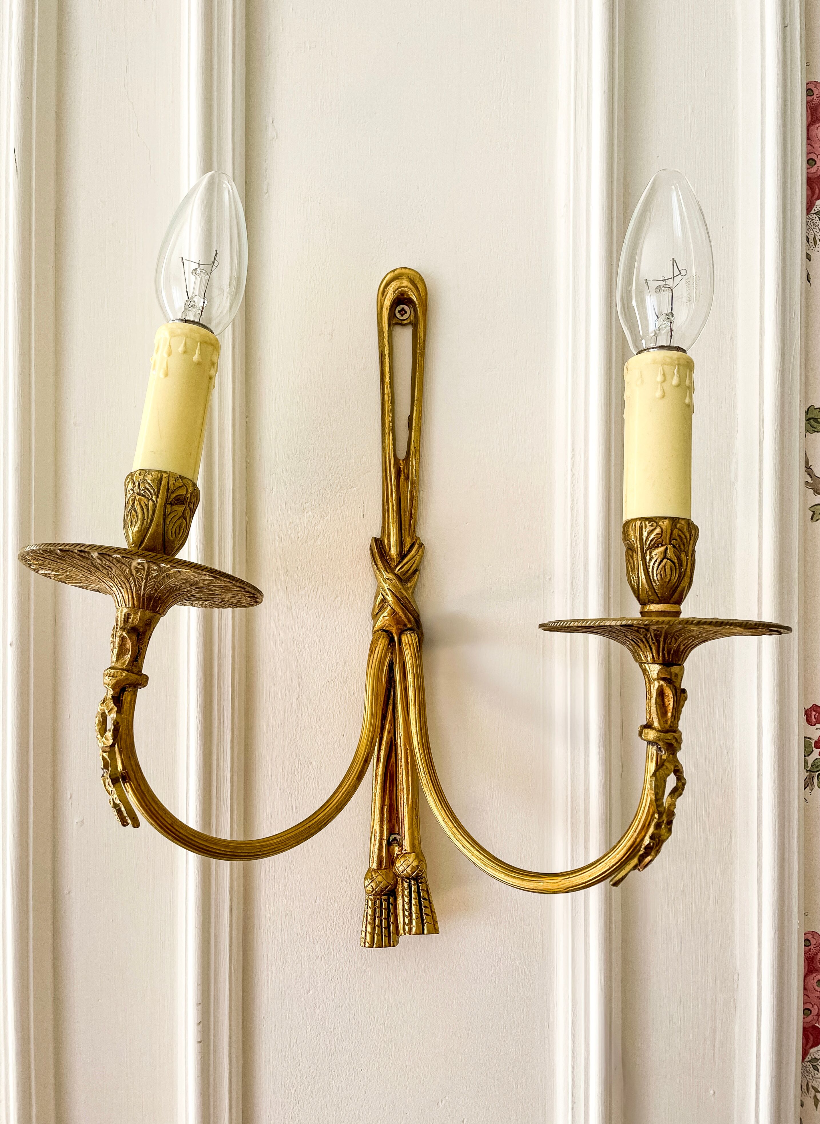 Wall light in solid brass in Empire / Neoclassical style.