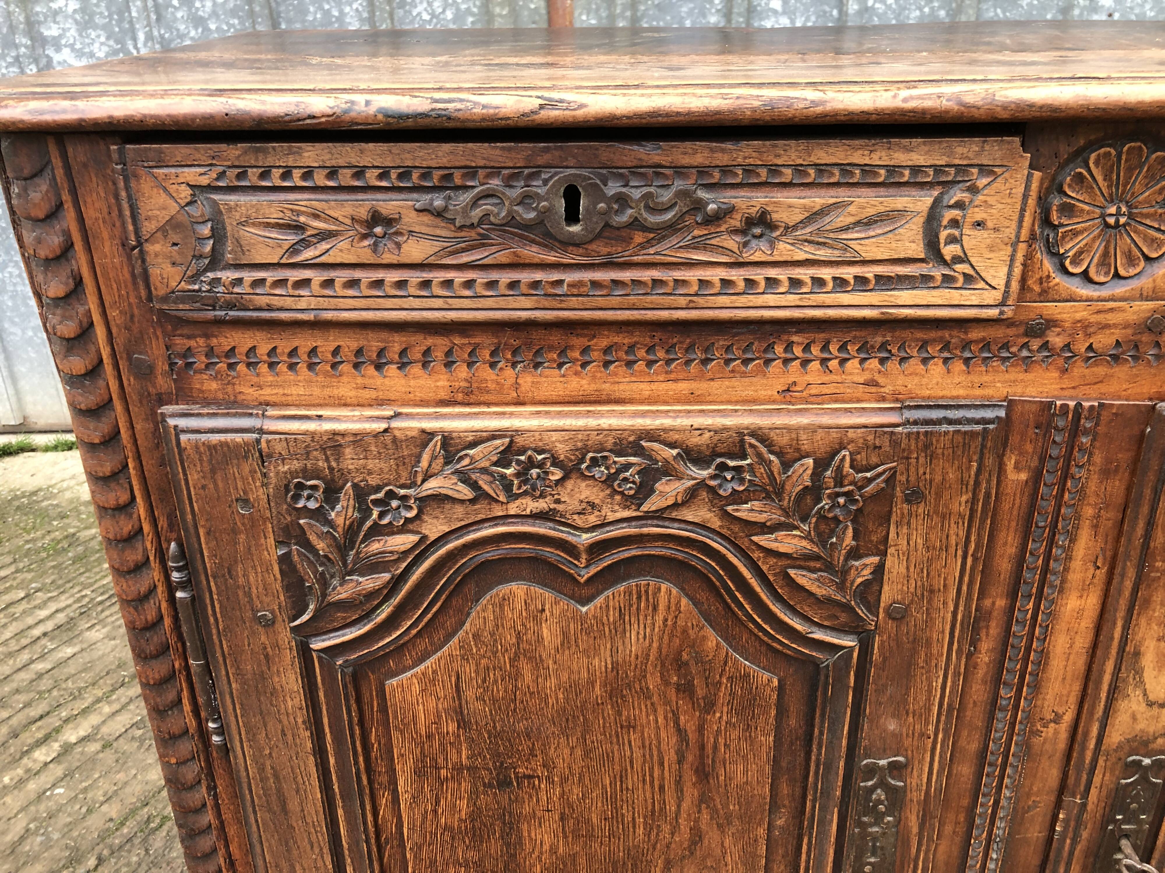 Buffet Louis XV ancien en chêne massif à 2 tiroirs et 2 portes