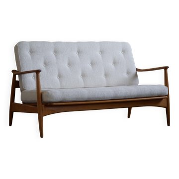 Canapé 2 places Arne Vodder, modèle Fd 161, retapissé en bouclé, années 1950