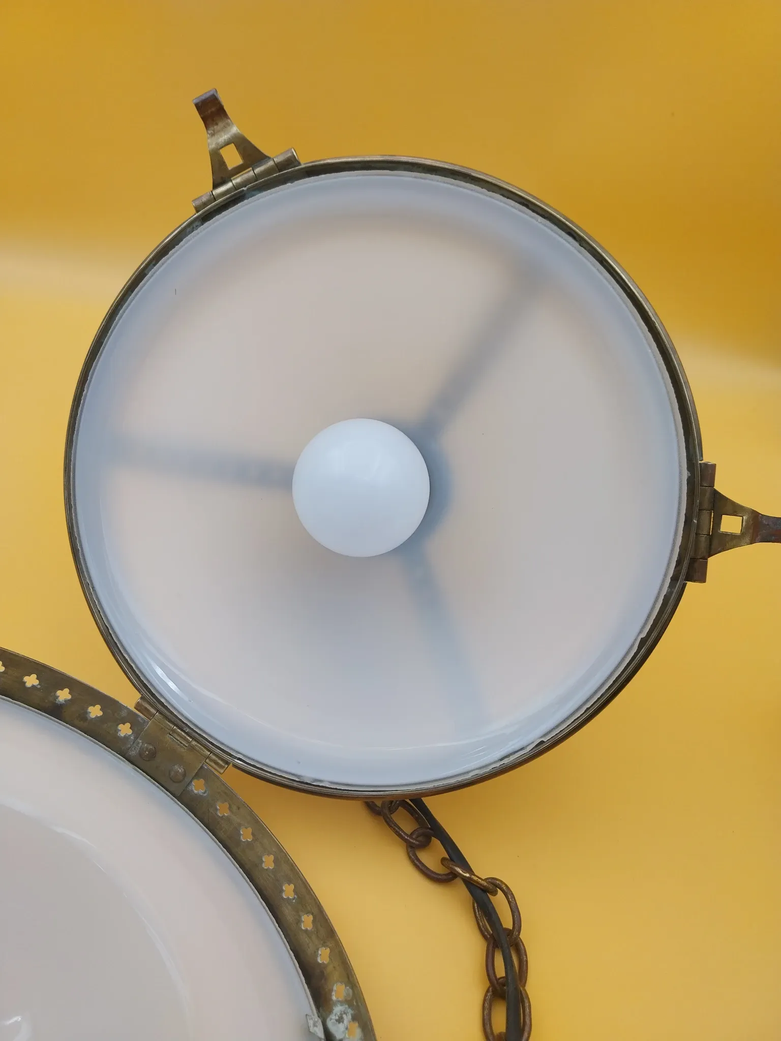 Suspension laiton et opaline