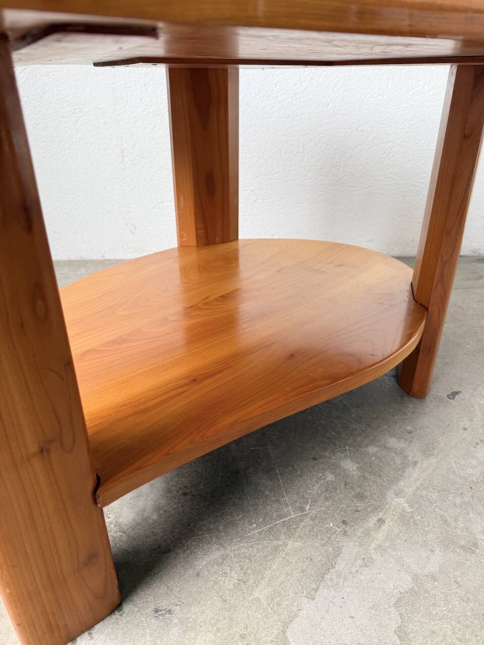 Tables basses en orme formant une goutte