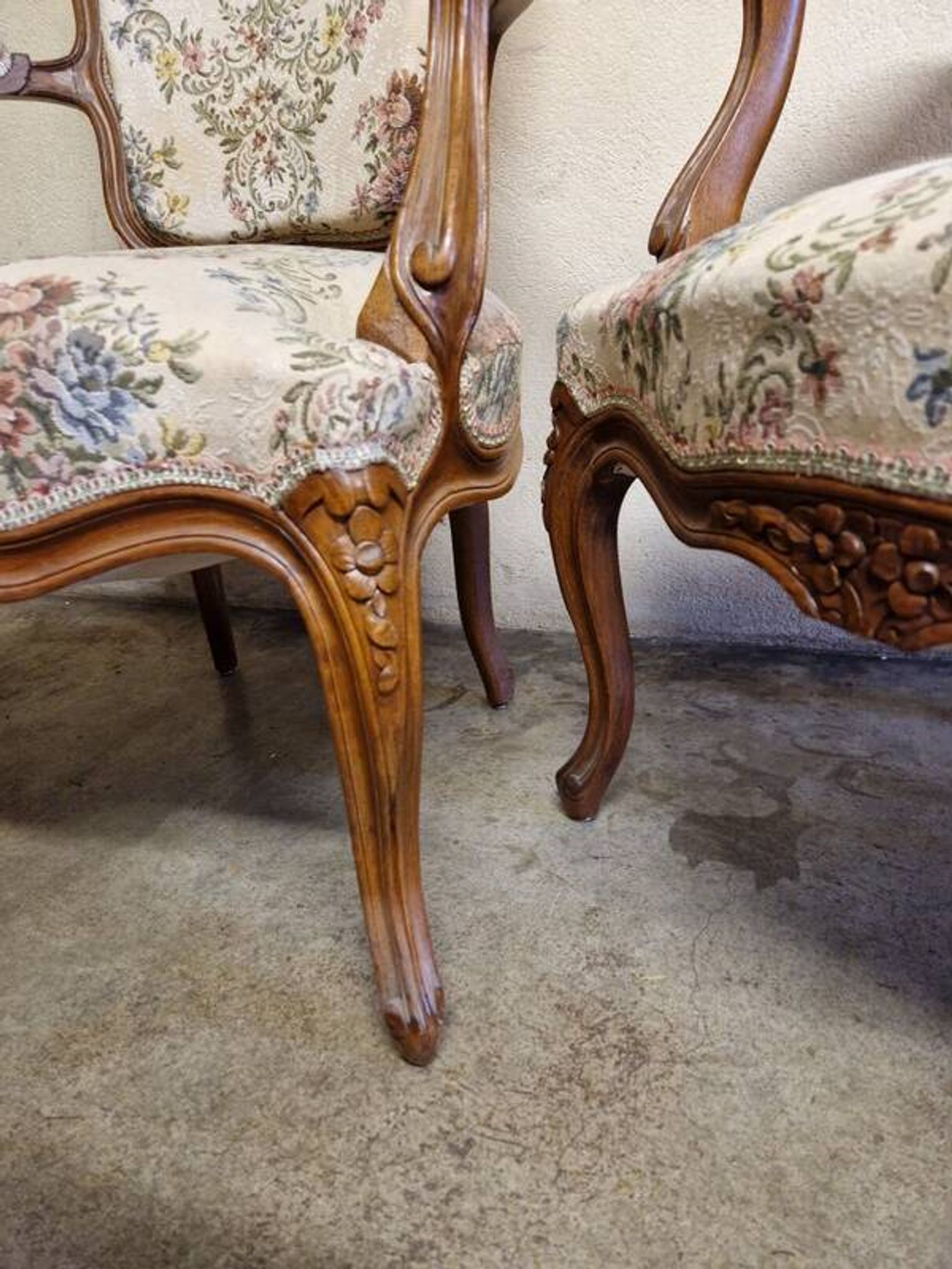 Pair of Louis XV style armchairs - In carved and moulded wood with flowers