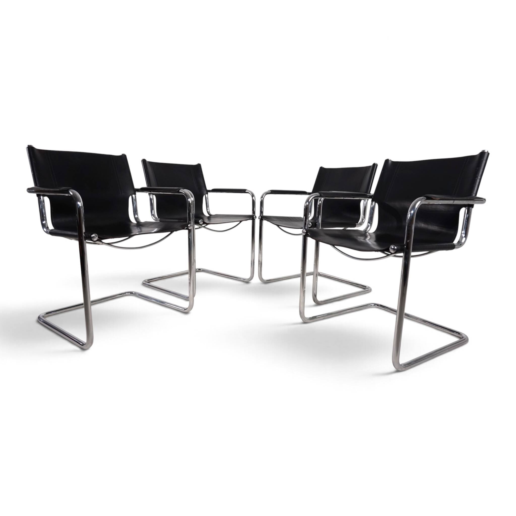 Ensemble de 4 chaises visiteur Matteo Grassi en cuir/chrome, chaises cantilever, 1970.