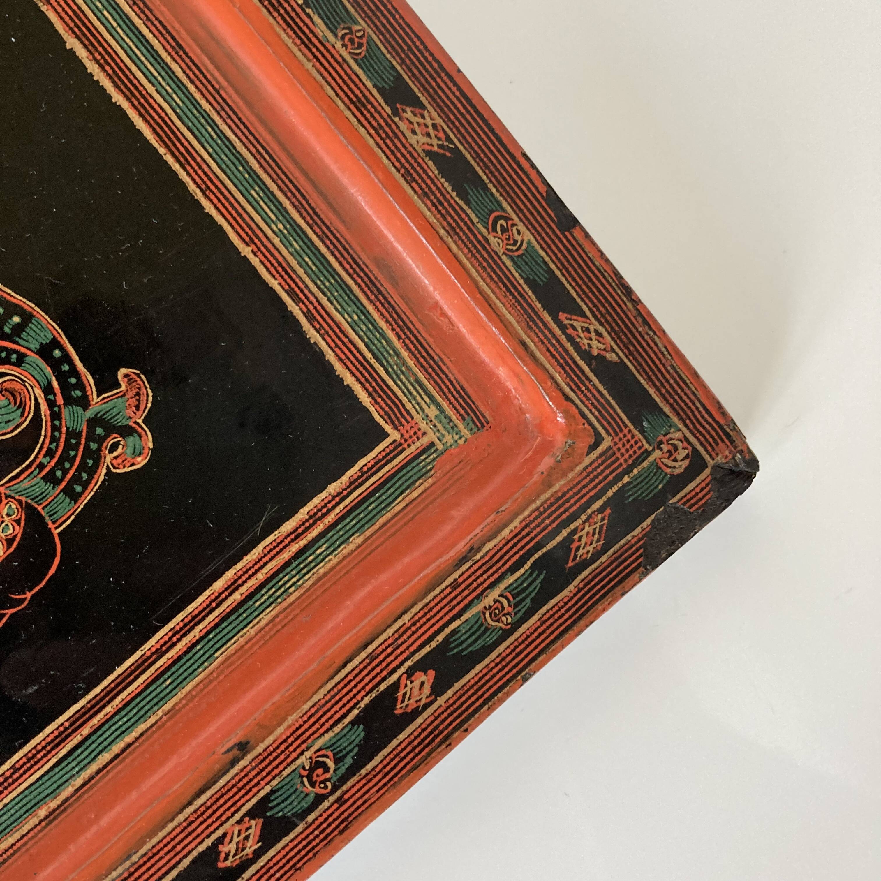 Grand plateau rectangulaire en bois laqué et gravé à décor de personnages. Birmanie, vers 1970.