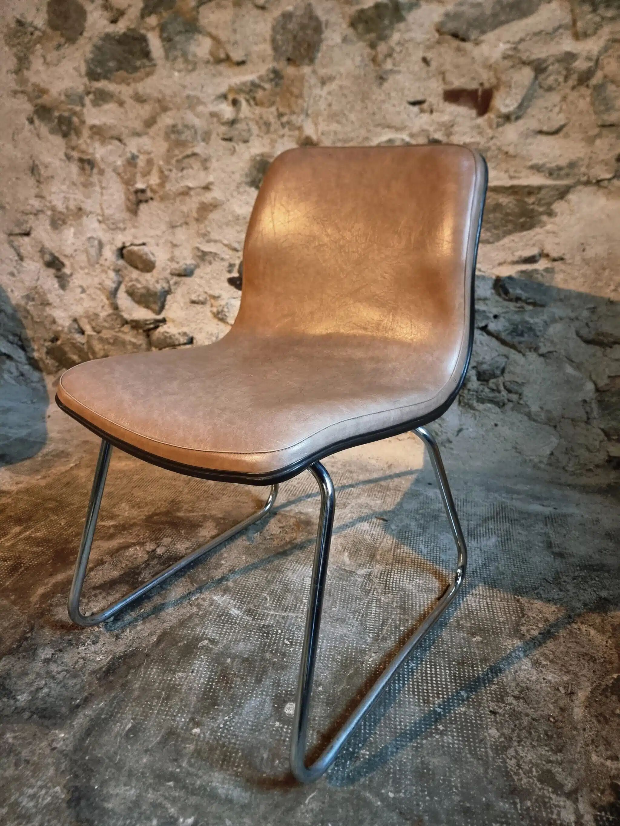 Ensemble de quatre chaises vintage françaises à piètement luge en vinyle beige-taupe, 1976