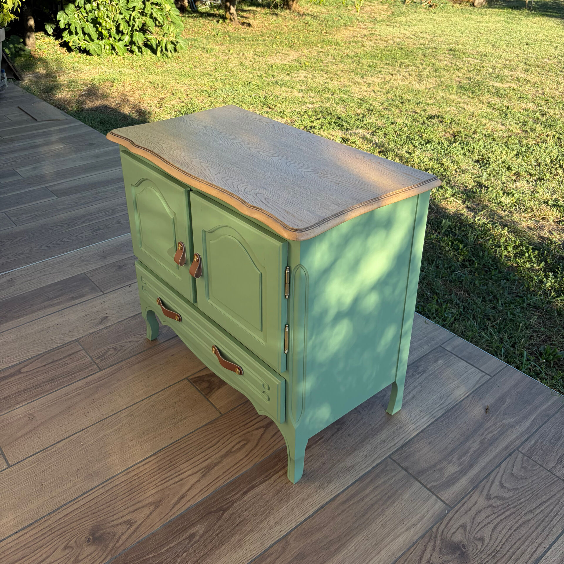 Buffet ancien rénové vert sauge - plateau en chêne