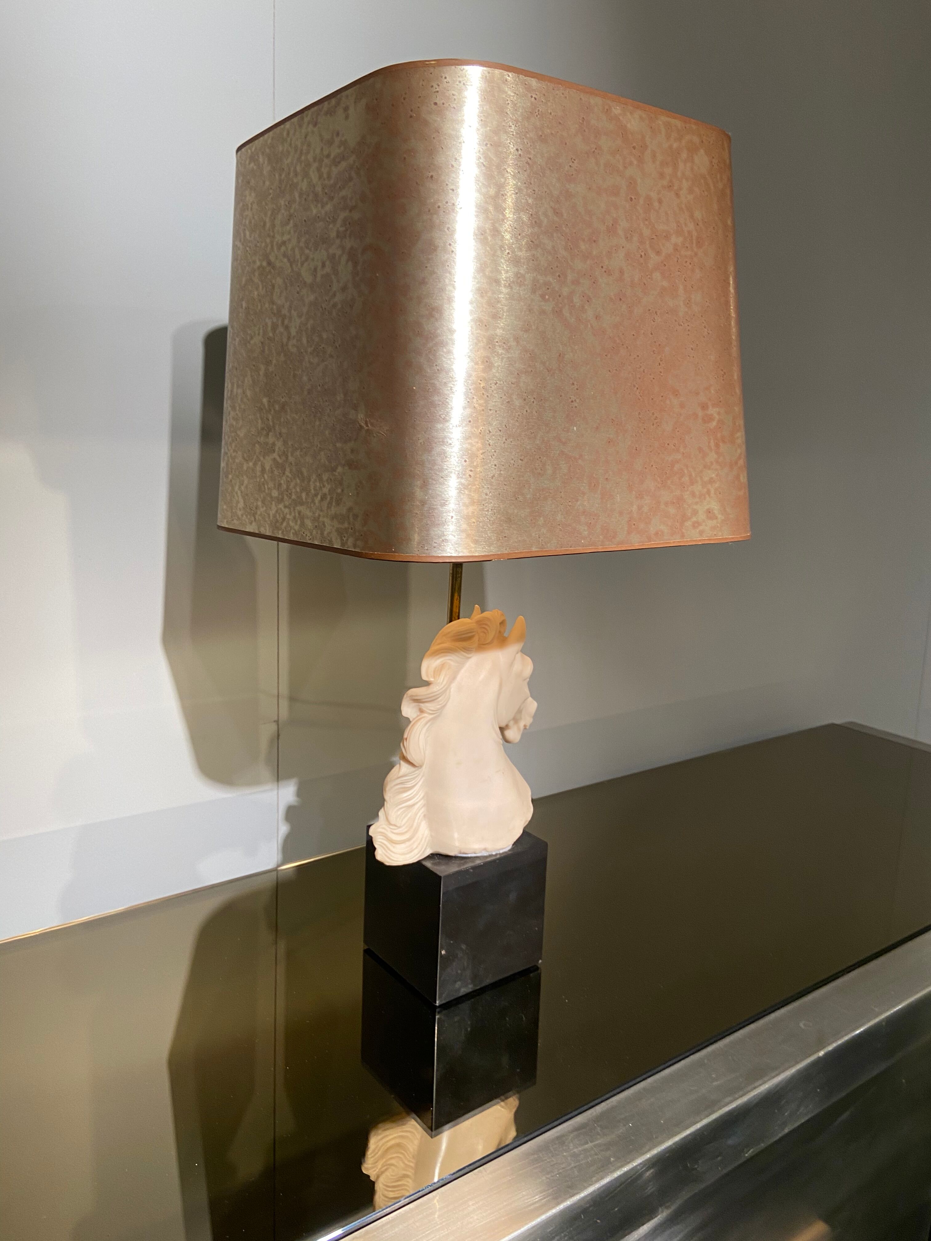 Vintage Neo Classic-style lamp in resin and golden lampshade