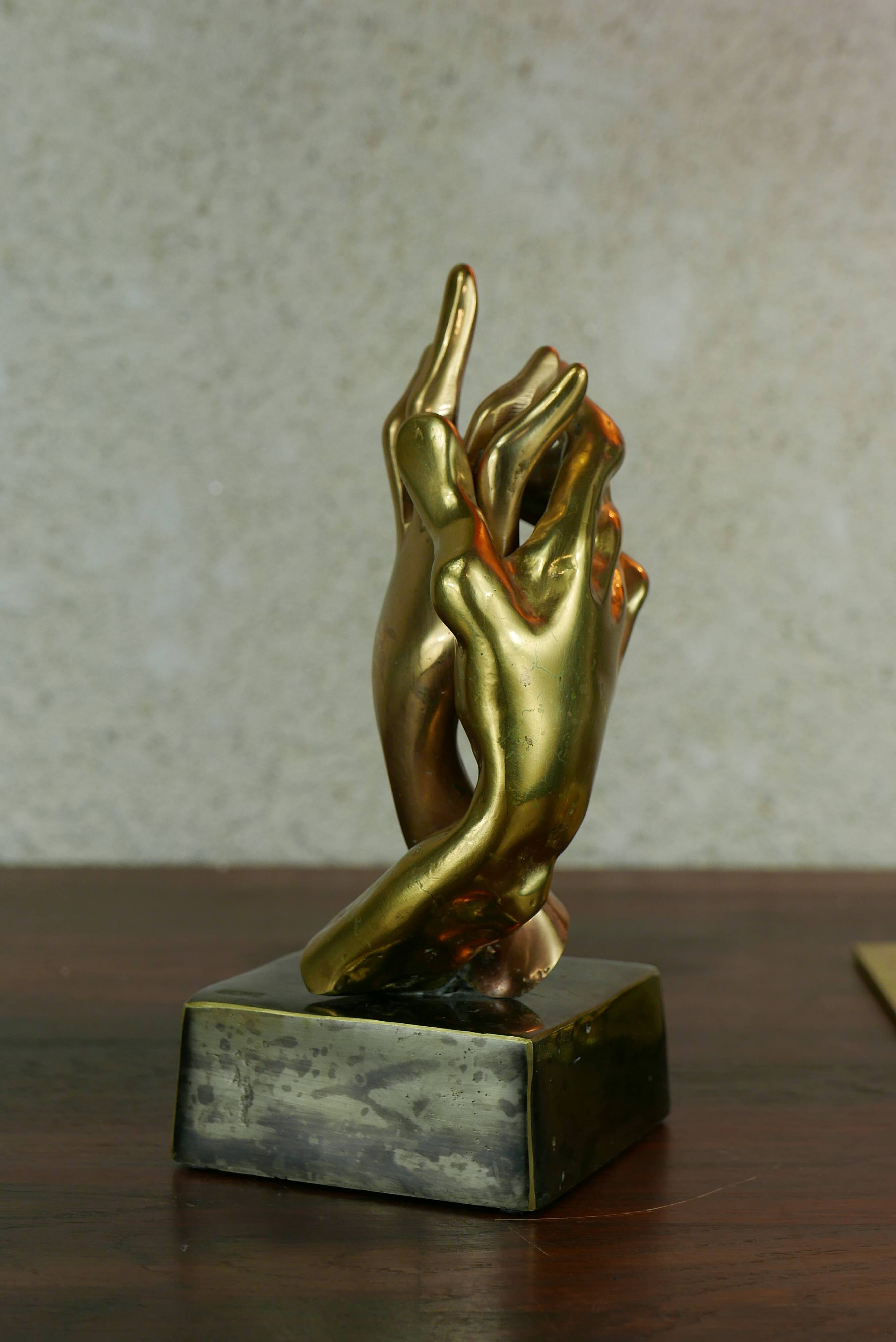 sculpture de mains entrelacées en bronze doré, signée Lohé.