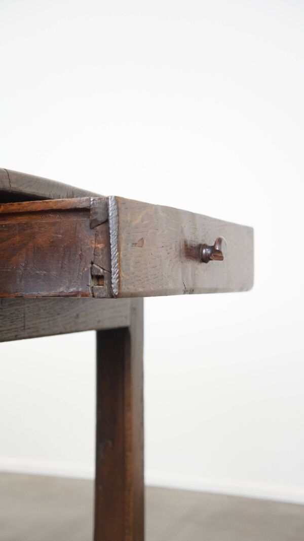 Table à manger en chêne français du début du XIXe siècle avec un tiroir
