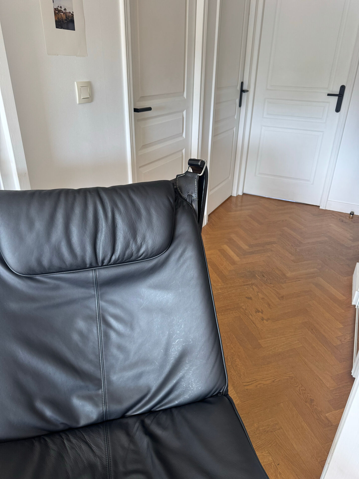 Fauteuil lounge falcon par Sigurd Russell cuir noir