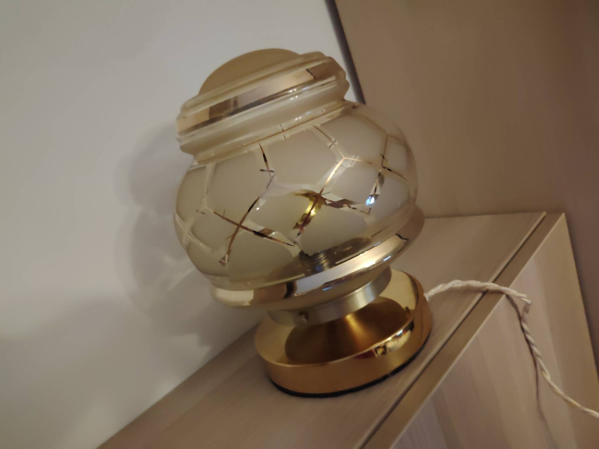 Gold table lamp in Art Deco glasswork